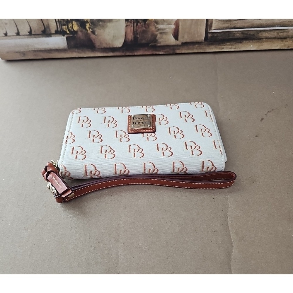 Dooney &‎ Bourke Cloth Walket Wristlet Off White And Brown